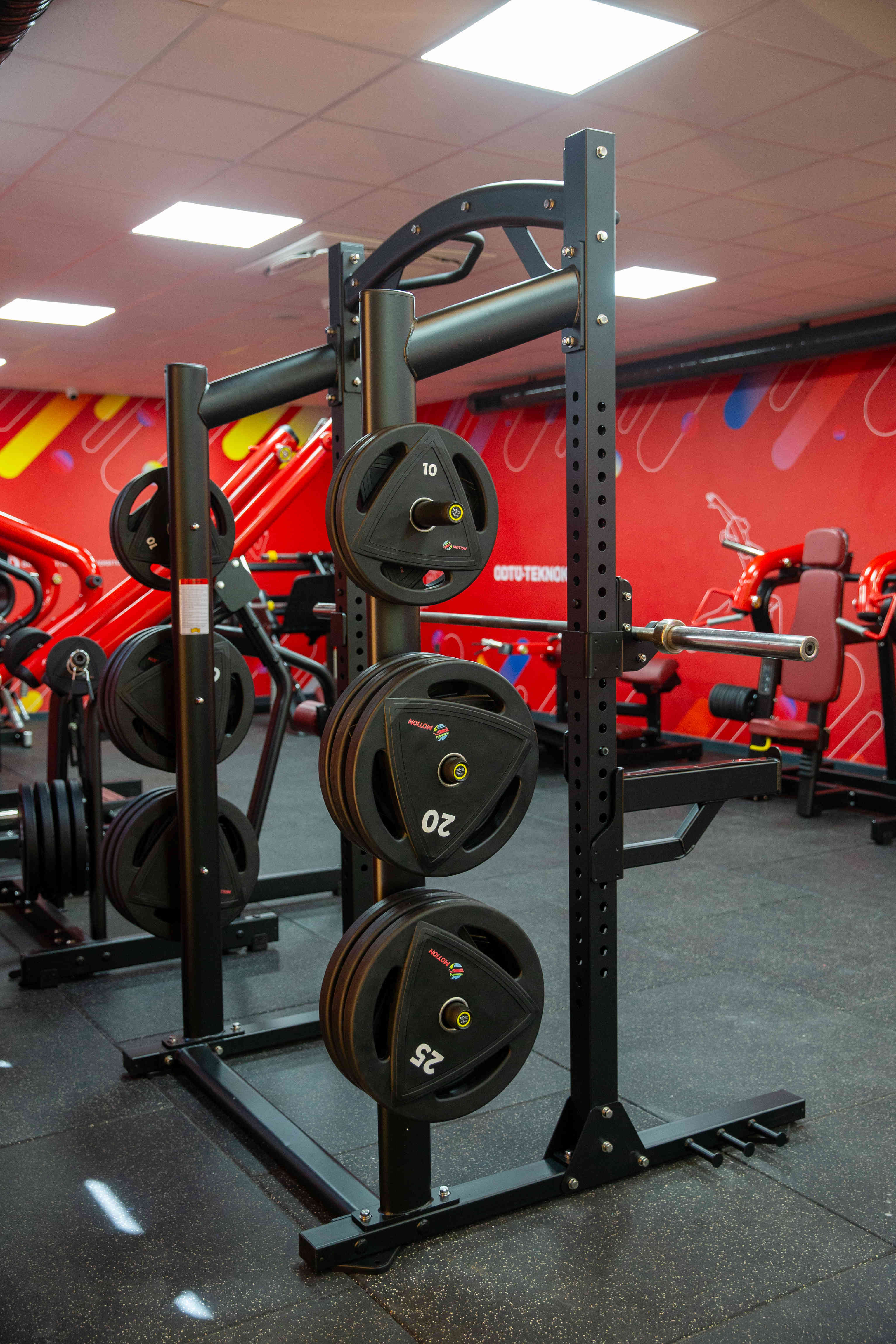 Farklı seviyelere uygun, geniş ağırlık seçenekleriyle donatılmış serbest ağırlık alanımızda kas gelişimini en verimli şekilde destekle.