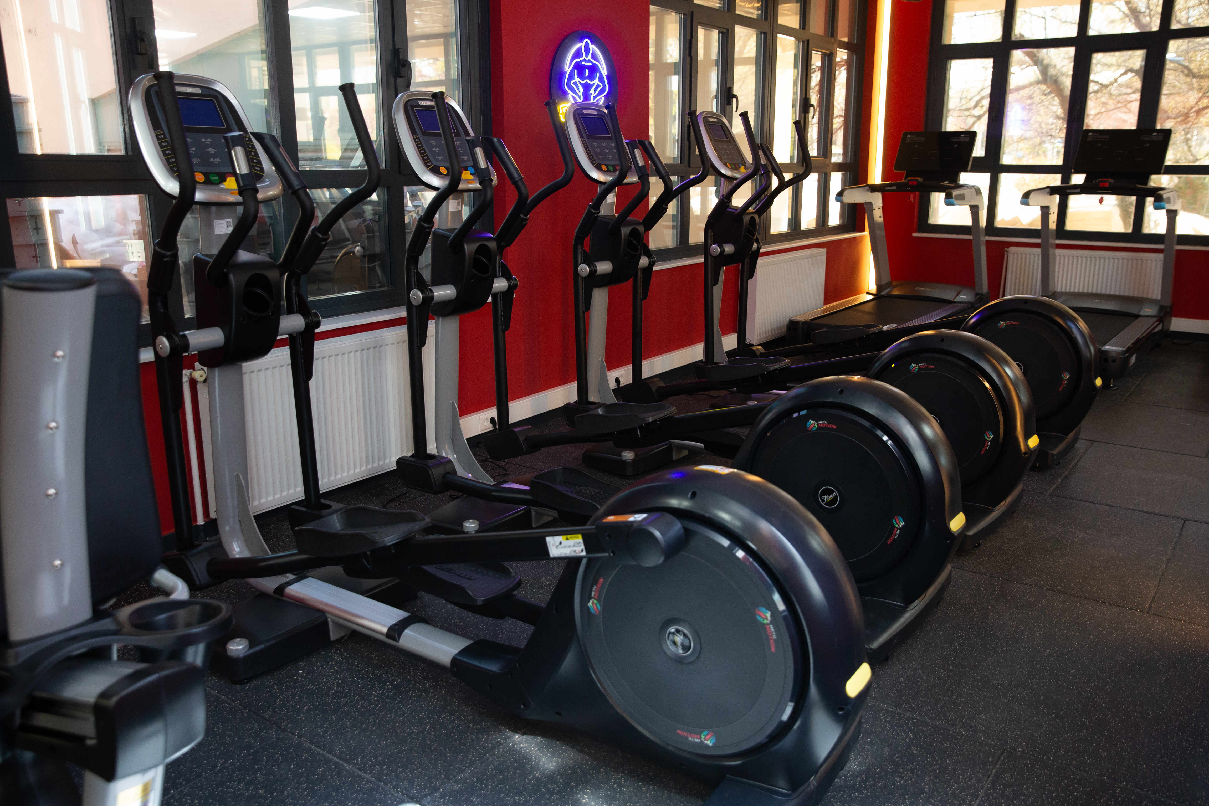 Profesyonel koşu bantları, eliptik bisikletler ve kondisyon makineleri ile ister yağ yakımı, ister dayanıklılık antrenmanı yapın — her seviyeye uygun imkanlar sizi bekliyor.